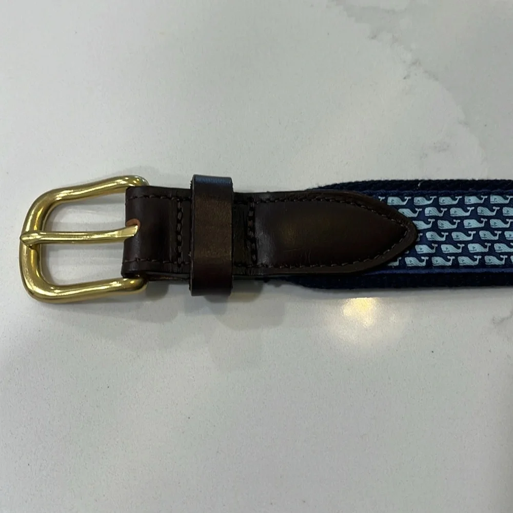 Kids size 26 Vineyard Vines signature whale pattern navy blue leathered belt